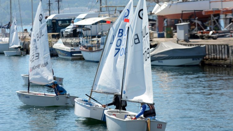 Яхти от 10 клуба участват в регатата “Бриз Есен Тол Шипс” (СНИМКИ)