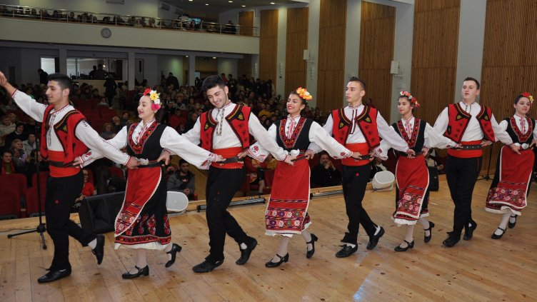 Раздадоха 600 коледни пакета на социално слаби граждани (СНИМКИ)