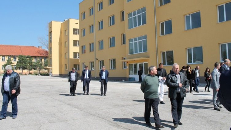 С пари от Чехия ремонтираха бежанския център в Харманли