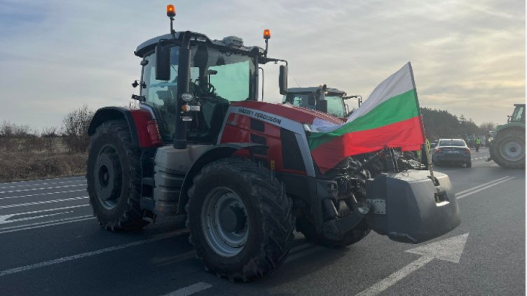 Протестиращи фермери блокират отново пътя София - Варна