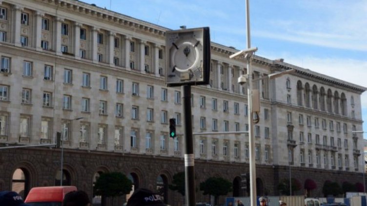 Счупиха часовника пред Министерския съвет