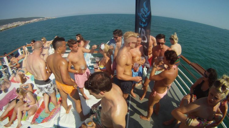 Какво става, когато 12-те зодии тръгнат на море - &bdquo;Парти вечер&rdquo;