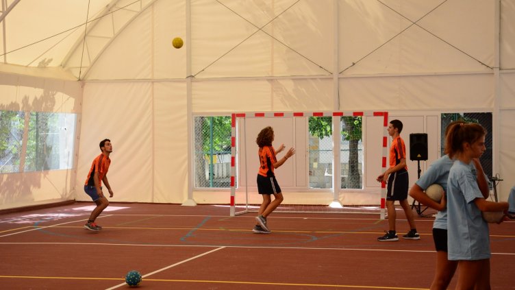 Откриха многофункционална закрита спортна площадка в двора на МГ и ОУ „Захари Стоянов“