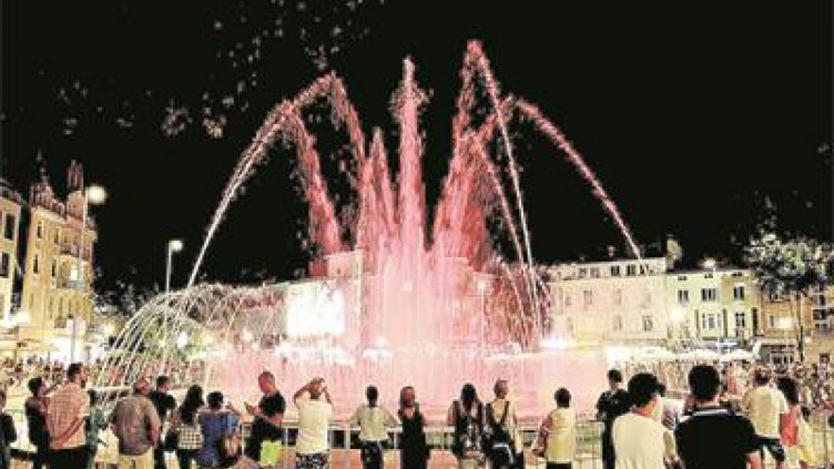 Новите фонтани се превърнаха бързо в атракция за жителите и гостите на града.