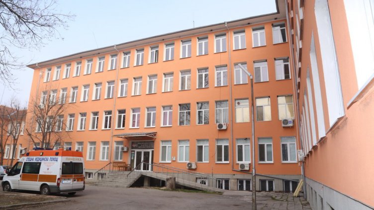 Мъж почина пред болница минути след изписването му от COVID отделението