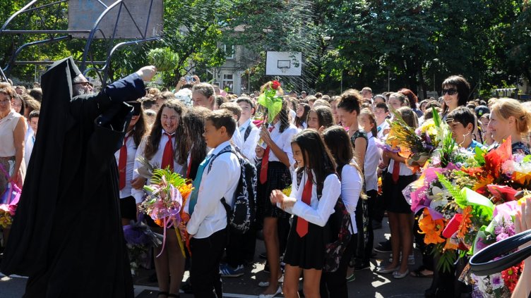 Започна новата учебна година в НГХНИ &bdquo;Константин Преславски&ldquo; (СНИМКИ)