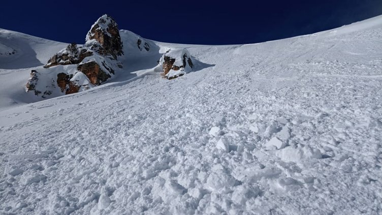 Лавина затрупа скиор на Рилските езера