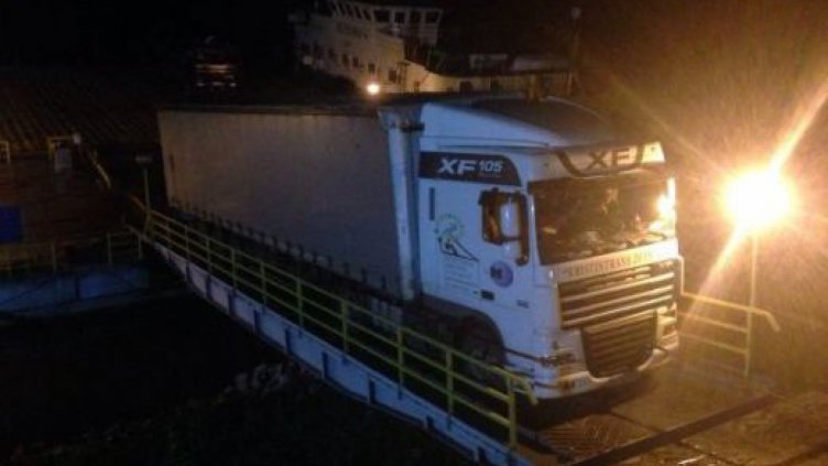 ТИР закъса на ферибота в Свищов, за малко да се хвърли в Дунав