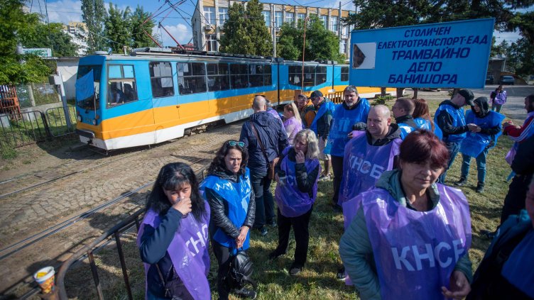 Протестът продължава: София остава без транспорт и утре