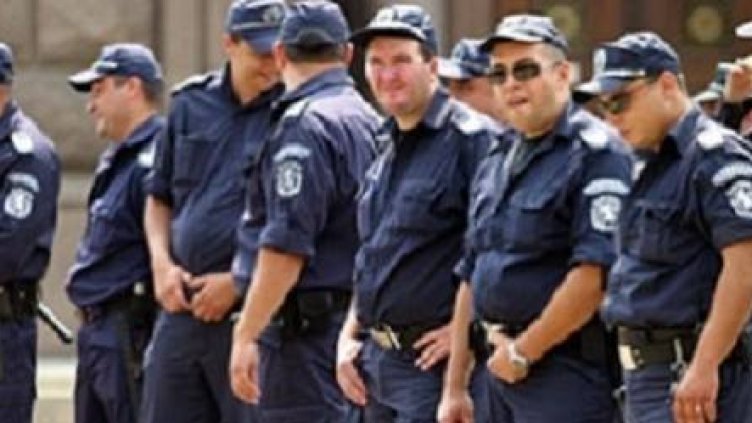 Питат полицаите какви са? Отговарят: Страхливи, мързеливи и интриганти