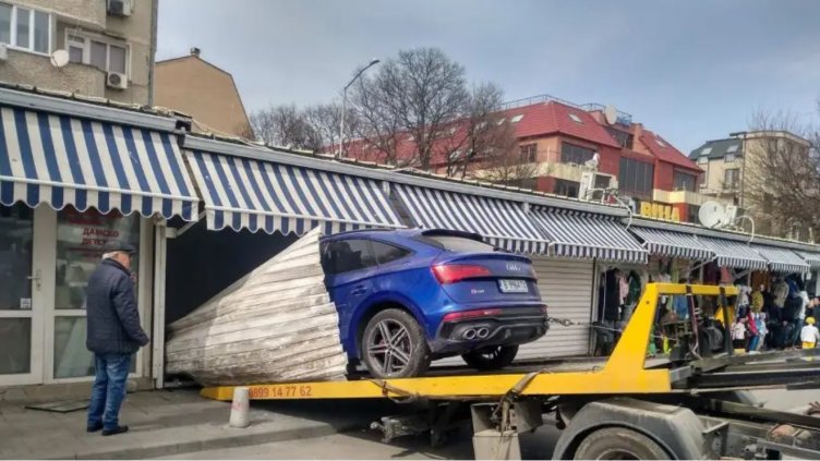 80-годишен "паркира" лъскавия си джип в магазин на Колхозния пазар