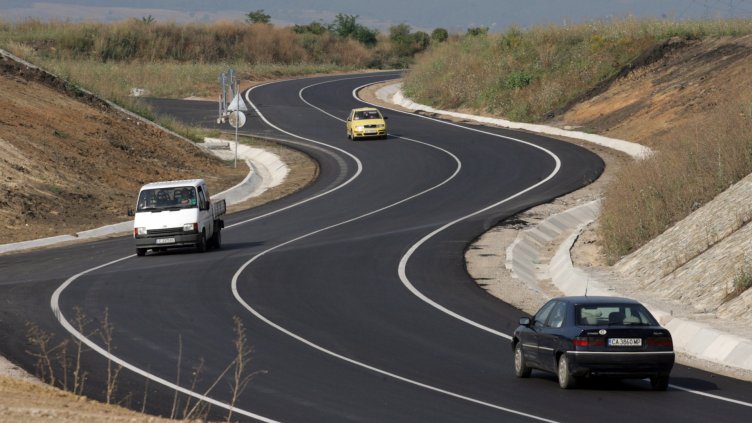 Сам с кола до морето на цена като със самолет