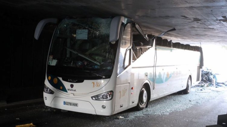 Тунел отряза покрива на автобус във Франция
