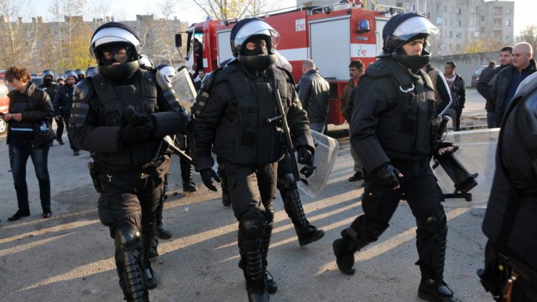 Какво ще се случи с бежанеца, който запали българския флаг