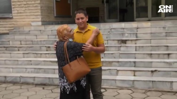 Деца с добри сърца! Откриха портмоне с 400 лева, оказа се на баба
