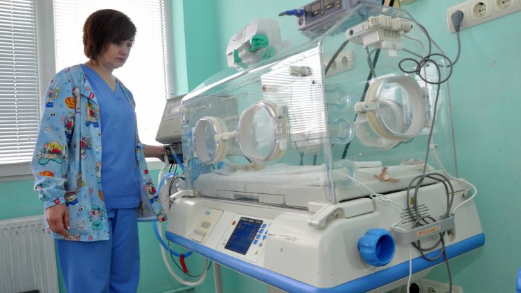 Дареният апарат за изкуствена вентилация на новородени е от изключителна важност за поддържане живота на недоносените бебета. Снимка Пламен Гутинов