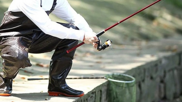 Необичаен улов: Рибар хвана торба, пълна с патрони за автомат по време на излет в родно езеро