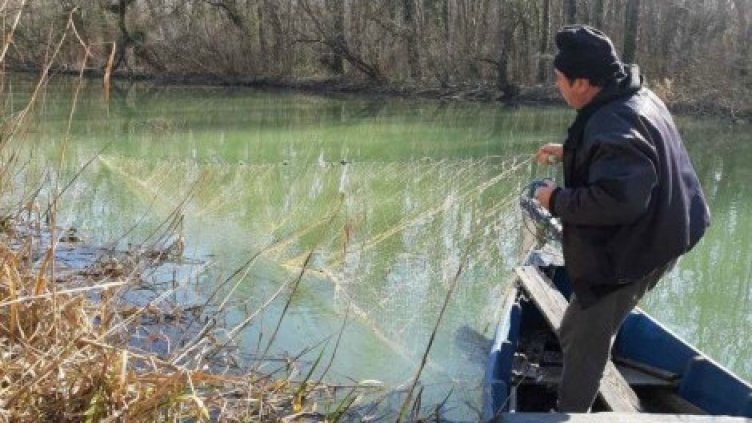 След сигнал на 112: Извадиха 80 м мрежи от р. Камчия