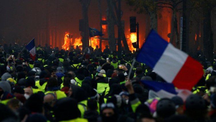 &bdquo;Жълтите жилетки&ldquo; не се шегуват, подпалиха сграда