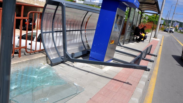 Тролей събори спирка пред КАТ - Варна