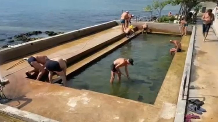 Почистиха "Топлата вода" във Варна