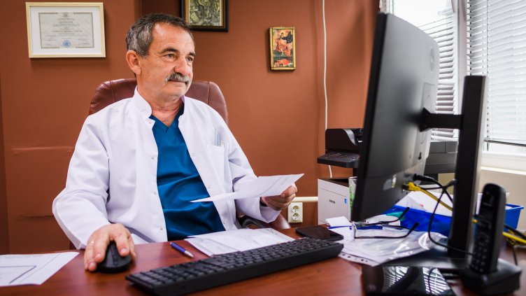 В клиниката по ортопедия в УМБАЛ „Св. Марина“ използваха иновативен подход при операция на бедрена става