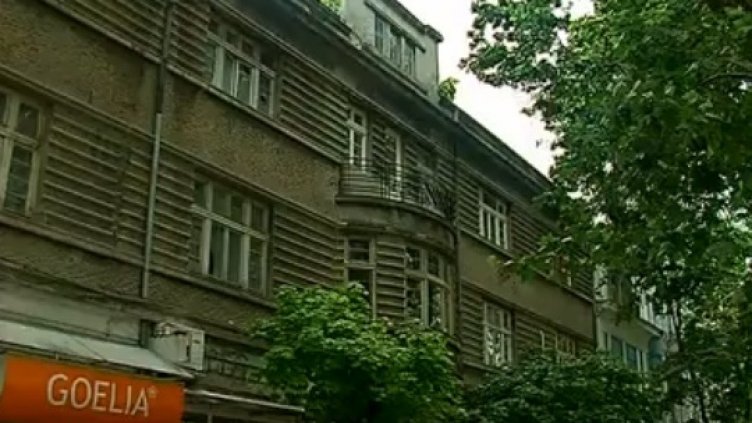 Керемиди падат от изоставена къща в центъра на Варна