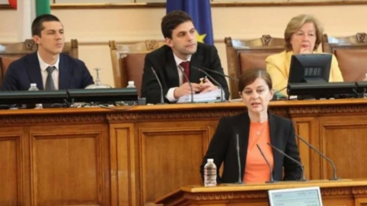 Скандал в парламента! Тропане, скандирания и викове за "оставка"