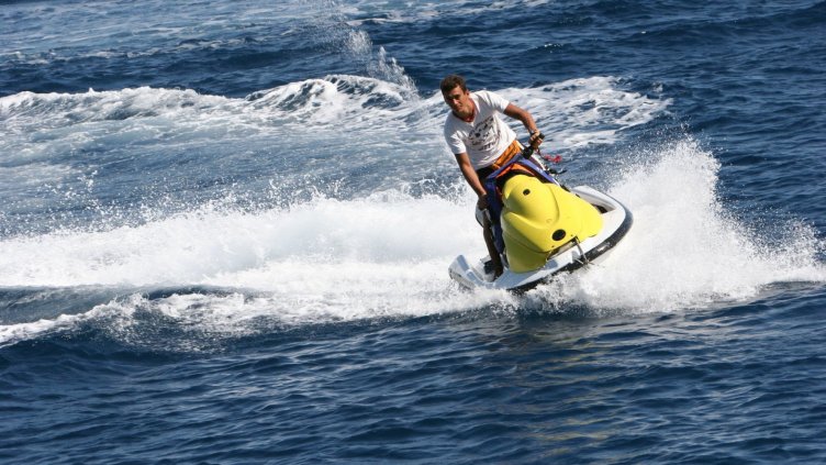 Спасители с джетове може да пазят неохраняемите плажове