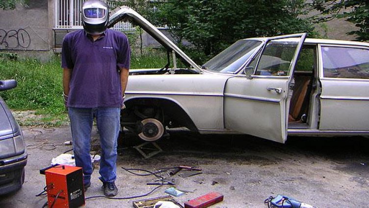 "Старата генерация" клечи под колата и ремонтира, сменя горивен филтър