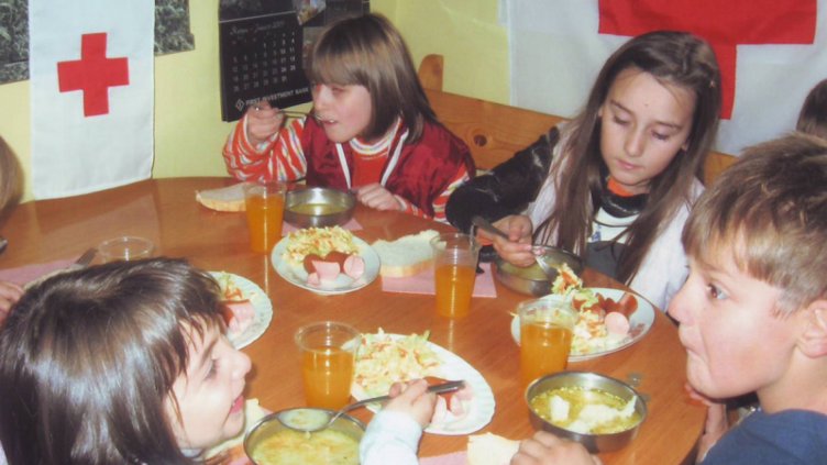 БЧК осигурява топъл обяд за 60 ученици в Аспарухово