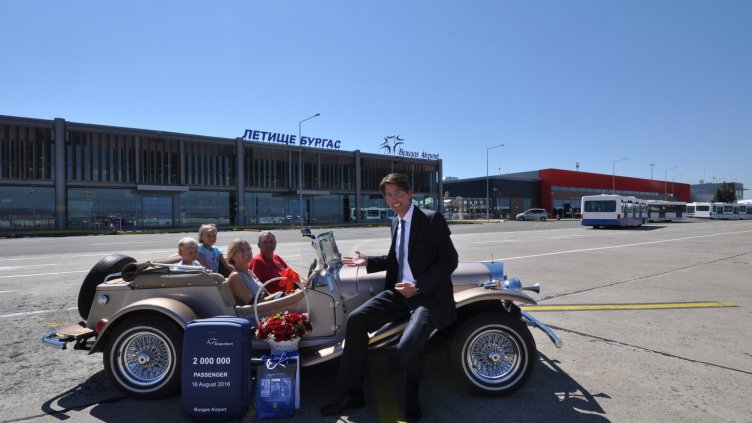 Летище Бургас организира ВИП посрещане на двумилионния си пътник и неговото семейство