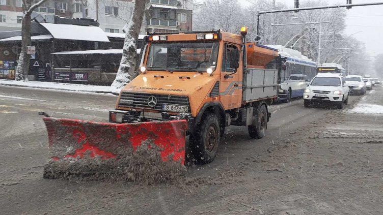 Снегът спря "синята зона" във Варна. Паркираме безплатно днес