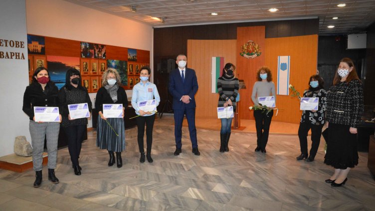 Наградиха 8 социални работници и приемно семейство във Варна