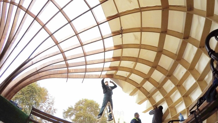 Събарят уличната библиотека &quot;Рапана&quot; във Варна (СНИМКИ)