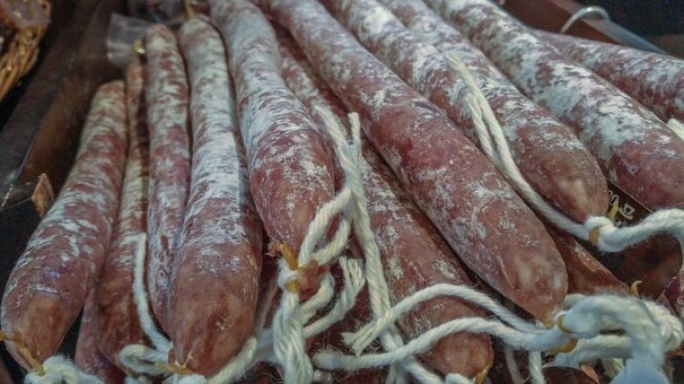 Арестуваха полицаи с 2 каси луканка подкуп