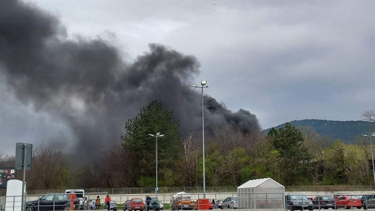 Пламъци и дим над Шумен! Гори бивше поделение 