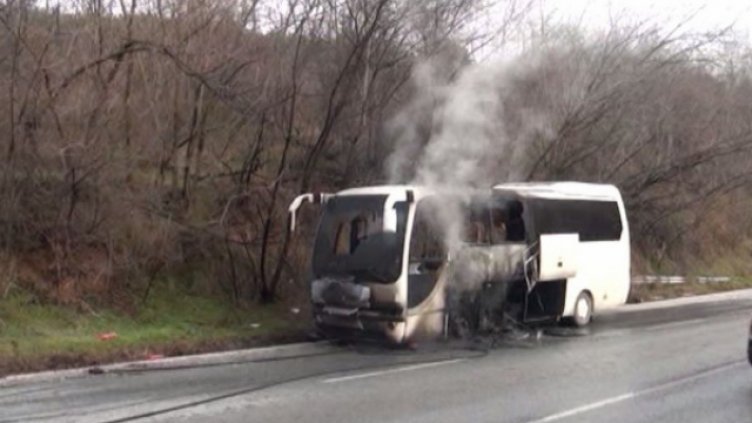 Автобус, пътуващ по линията Бургас-Камено, се запали в движение