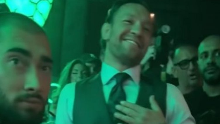 По, по, по... припява си Макгрегър. Боксовата звезда в чалготека (ВИДЕО)