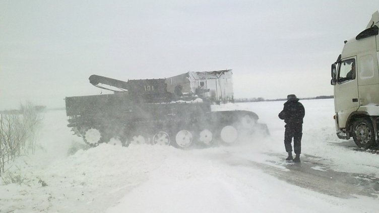 Украински бойци загинаха при удар на камион и автобус