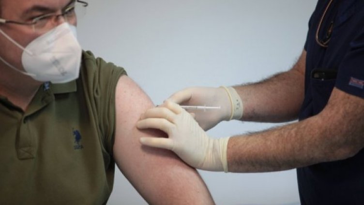 Здравният министър се ваксинира първи и даде старт на имунизацията