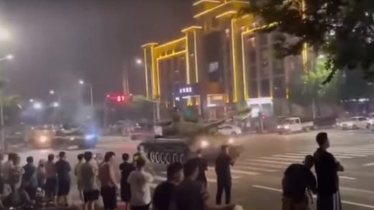 Танкове по улиците – пазят банки от гневни вложители... Made in China