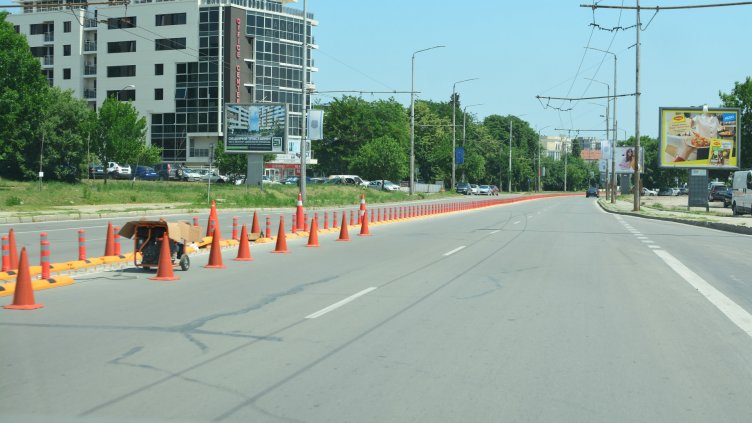 Поставиха разделителни колчета на бул.&quot;Сливница&quot; (СНИМКИ)
