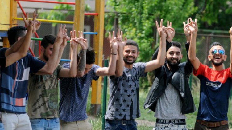 Няма военна опасност за България, бежанците обаче...