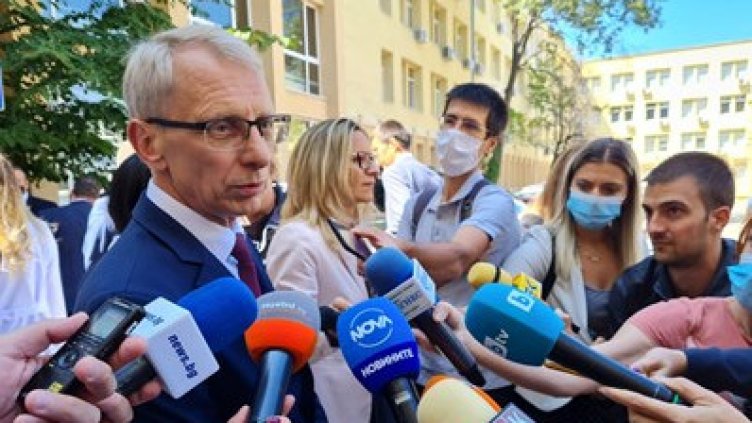 Вирус има, по децата ходи, но МОН иска: По-дълго присъствие в клас