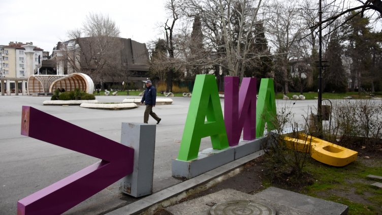 Отново събориха буквите от надписа "Варна" на входа на Морската градина