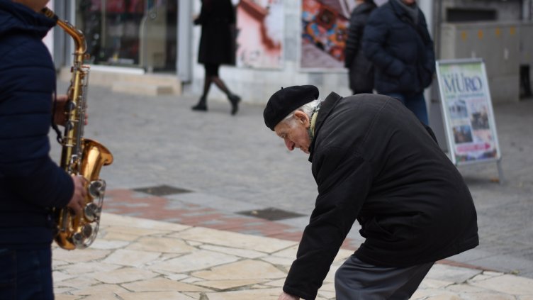Варненски пенсионер помогна на уличен музикант от Украйна