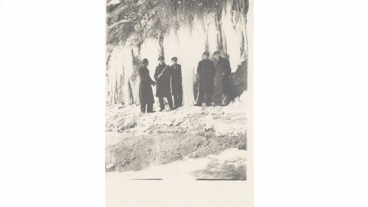 1929 ГОДИНА. Ученици на заледения морски бряг.