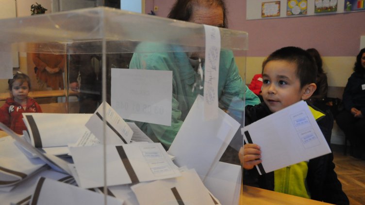 Слънцето прати избирателите на разходка, не до урните