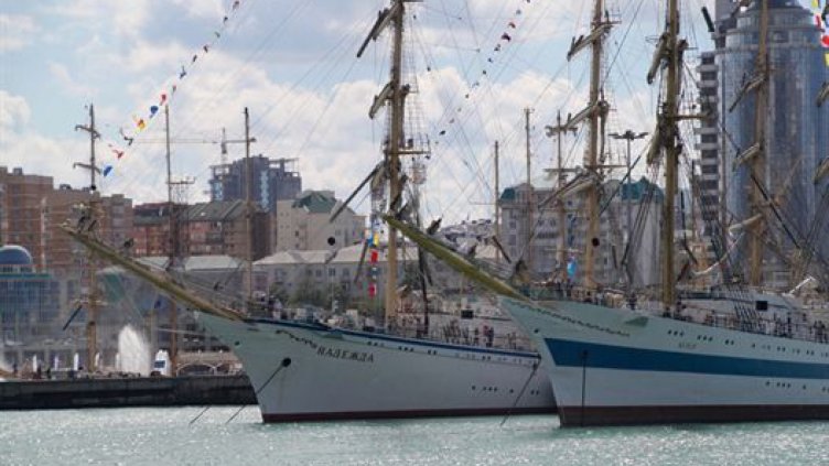 Корабите от &bdquo;Tall ships&rdquo; преживяха драматичното време в Новоросийск